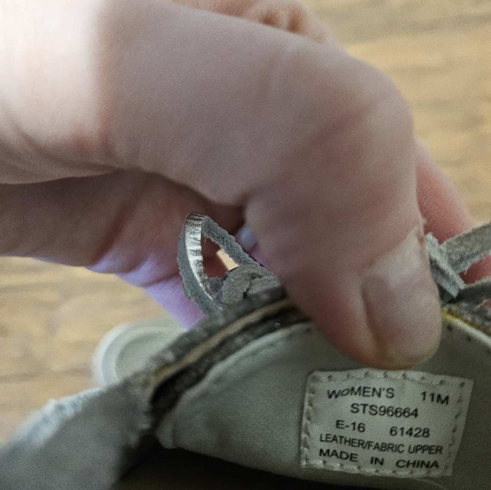 WOMANS SPERRYS, WORN ONCE. - Picture 4 of 6